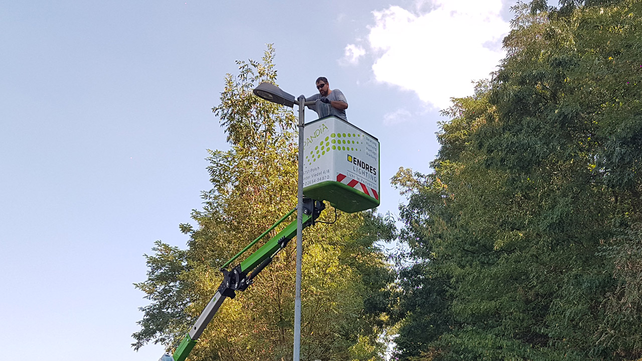 ENDRENDRENDRES Lighting Monteur im Korb.
