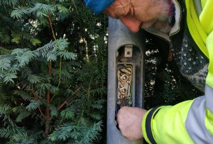 Die Elektrik im Mast muss für die LED Leuchtmittel angepasst werden.