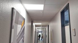 Das Bürogebäude der DHL Freight GmbH wurde mit LED-Panels ausgestattet - Ansicht Flur