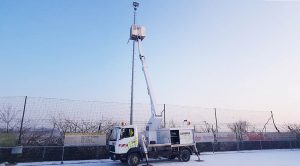 Über 17 Meter Arbeitshöhe ermöglichen den bequemen Wechsel auf unser Flutlicht Maha 400.