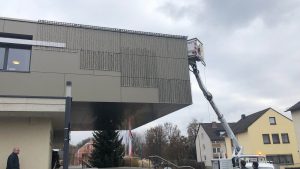 anbringen der weihnachtsbeleuchtung am rathaus plaidt 