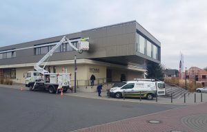 anbringen der weihnachtsbeleuchtung am rathaus plaidt 