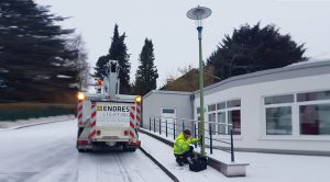 Immer im Einsatz, auch bei Schnee. Der Austausch der Leuchtmittel geht trotz der schwierigen Wetterverhältnisse zügig vorran.