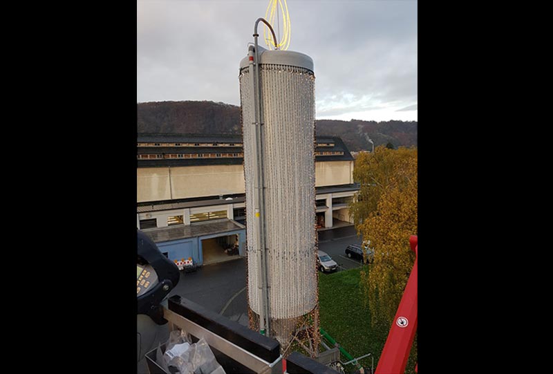 Nach der Montage der Beleuchtungselemente an der rund 20 Meter nhohen Kerze