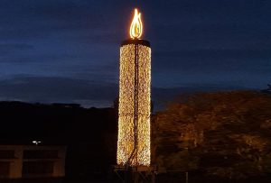 Eine stilvollendete Kerze erleucht den Bauhof in Lahnstein