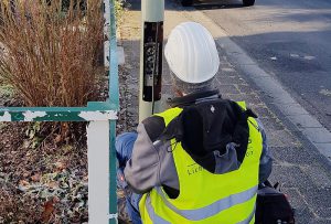 monteur verdrahtet komponente im mast in kelkheim